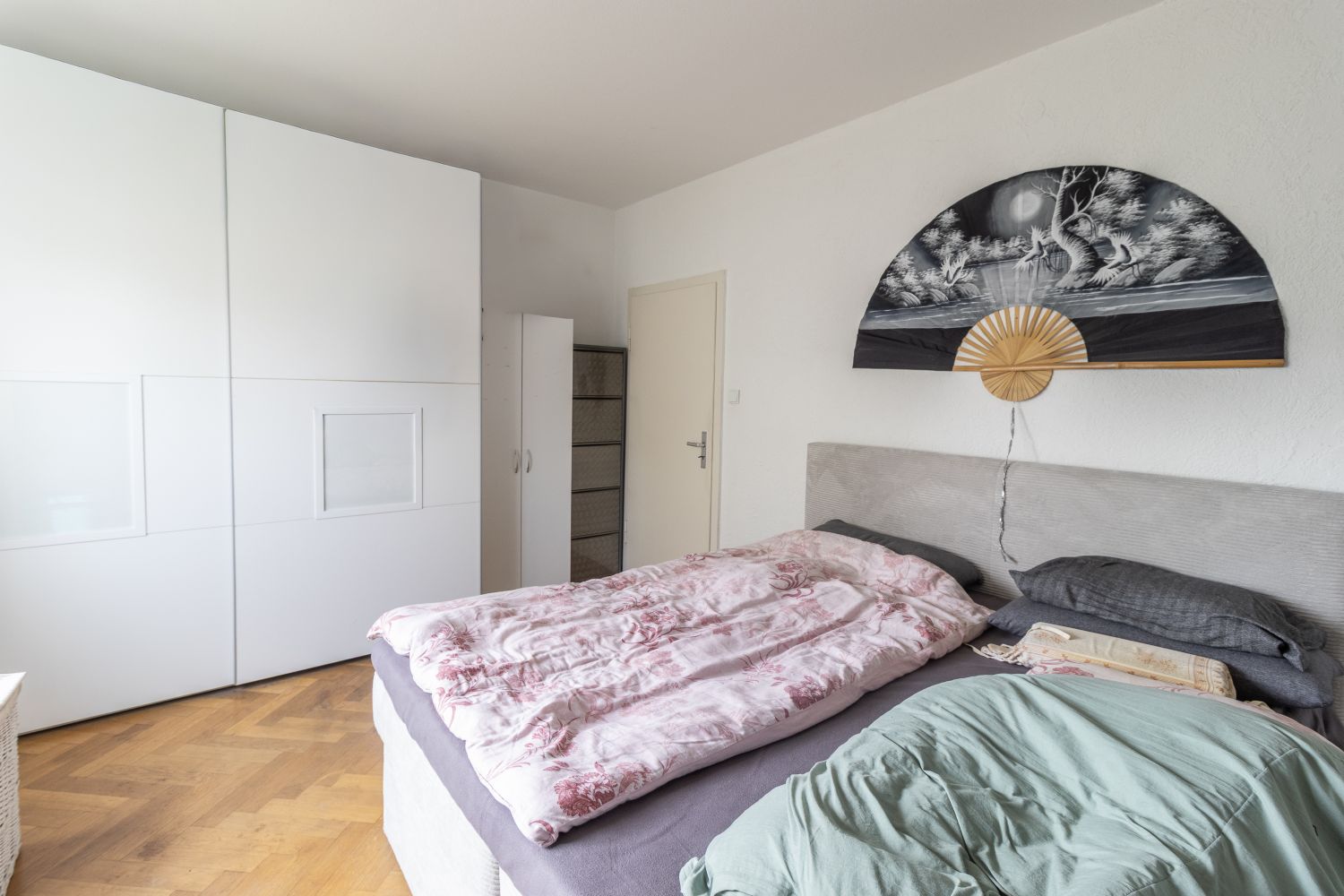 Großzügiges Zweifamilienhaus mit Doppelgarage – Zentrumsnah – Ideal für Familien & Mehrgenerationen - Hauptschlafzimmer EG (21717)