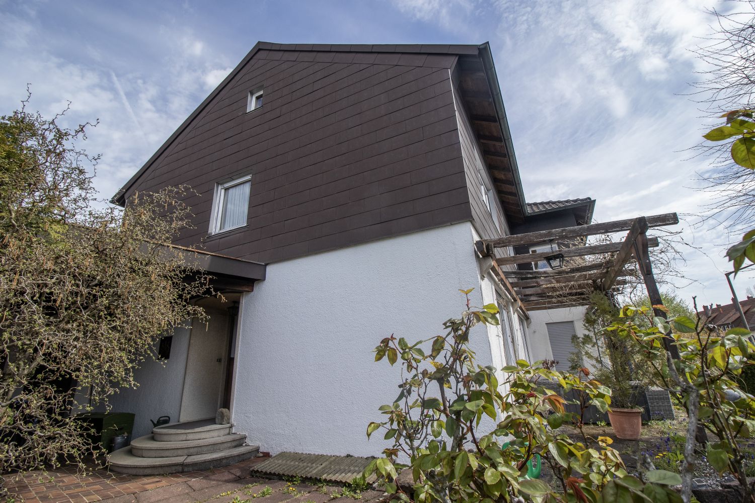 Großzügiges Zweifamilienhaus mit Doppelgarage – Zentrumsnah – Ideal für Familien & Mehrgenerationen - Hausansicht (21732)