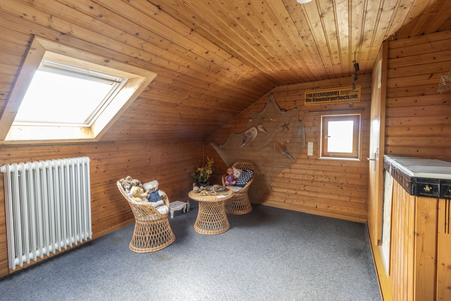 Großzügiges Zweifamilienhaus mit Doppelgarage – Zentrumsnah – Ideal für Familien & Mehrgenerationen - 1. Zimmer DG (21726)