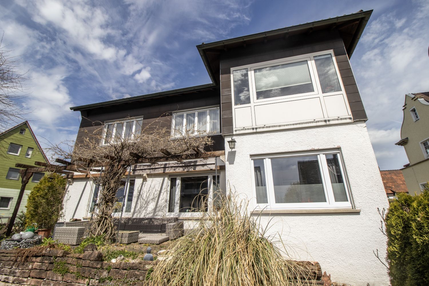 Großzügiges Zweifamilienhaus mit Doppelgarage – Zentrumsnah – Ideal für Familien & Mehrgenerationen - Hausansicht (21731)