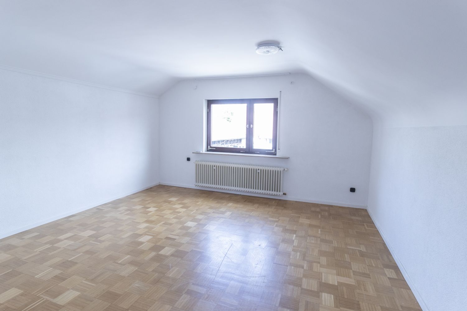 **Wohn- und Gewerbeimmobilie mit Potenzial – solide Investition für die Zukunft** - 6. Zimmer (22838)