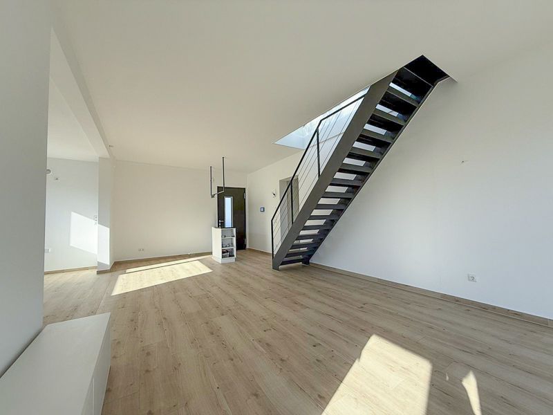 Attraktives, neuwertiges 3-Familienhaus mit großzügigen Wohnflächen - Wohn-/Essbereich DG (27306)