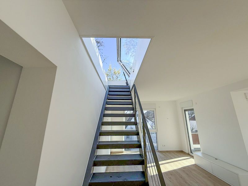 Attraktives, neuwertiges 3-Familienhaus mit großzügigen Wohnflächen - Zugang zur Dachterrasse (27312)