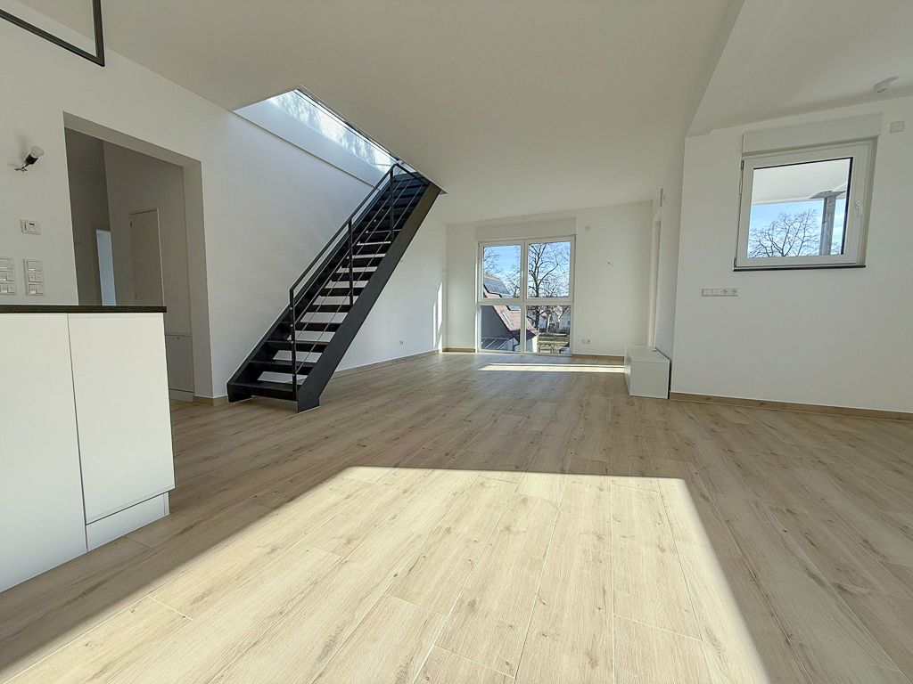 Attraktives, neuwertiges 3-Familienhaus mit großzügigen Wohnflächen - Wohn-/Essbereich DG (27304)