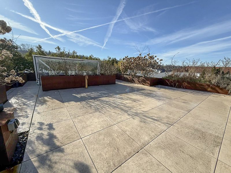 Attraktives, neuwertiges 3-Familienhaus mit großzügigen Wohnflächen - Dachterrasse (27313)