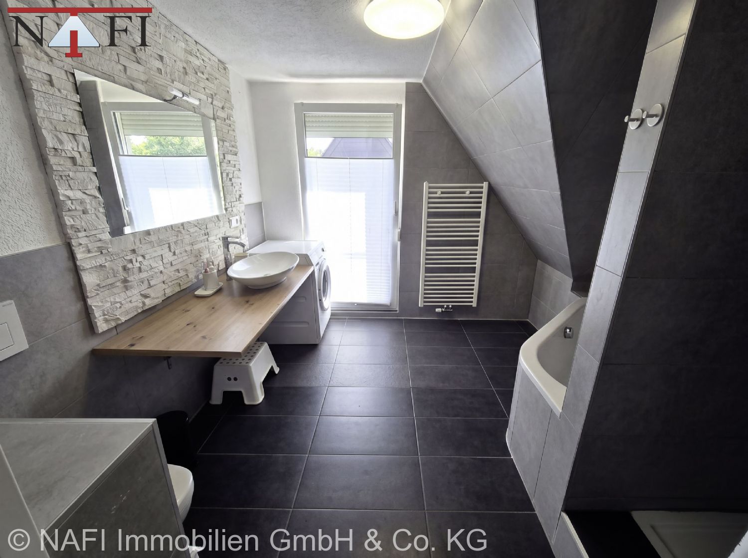 ** Modernisiertes Einfamilienhaus mit Einliegerwohnung und Sonnengarten ** - Bad DG (24539)