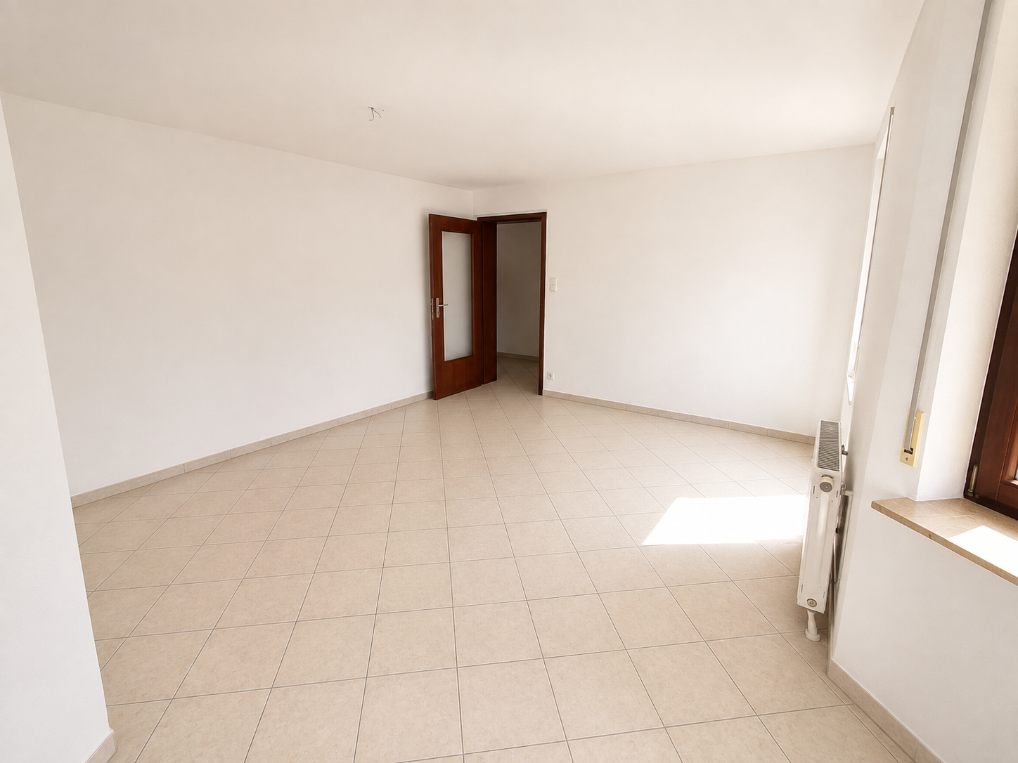 Sofort bezugsfrei: Gepflegte 3,5-Zimmer-Wohnung mit Balkon und Tiefgaragenstellplatz - Wohn-/Esszimmer (23904)