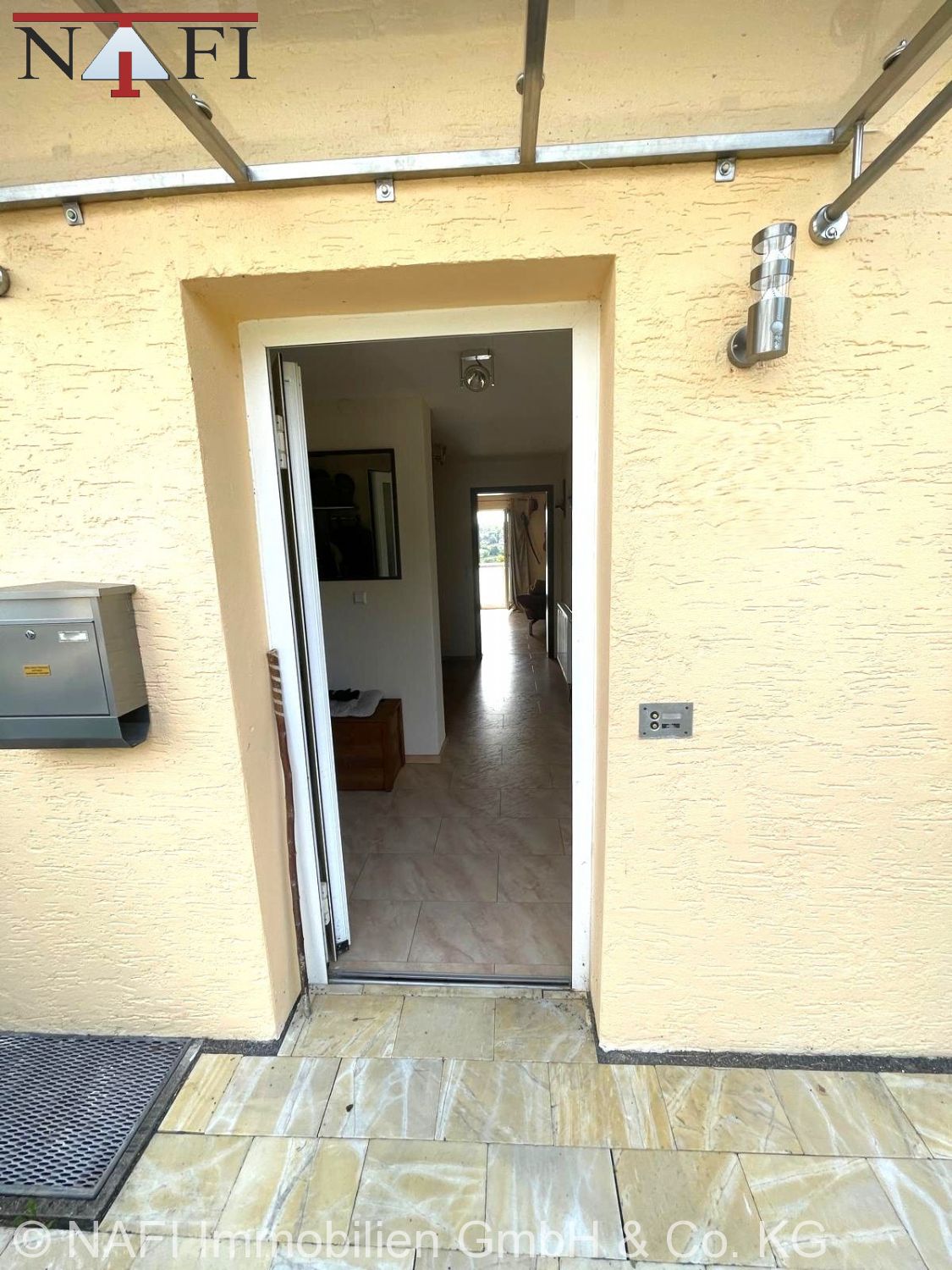 **Gepflegte Doppelhaushälfte in bester Ausblickslage, großem Gartenanteil, Süd-Balkon und Garage** - Eingang (25707)