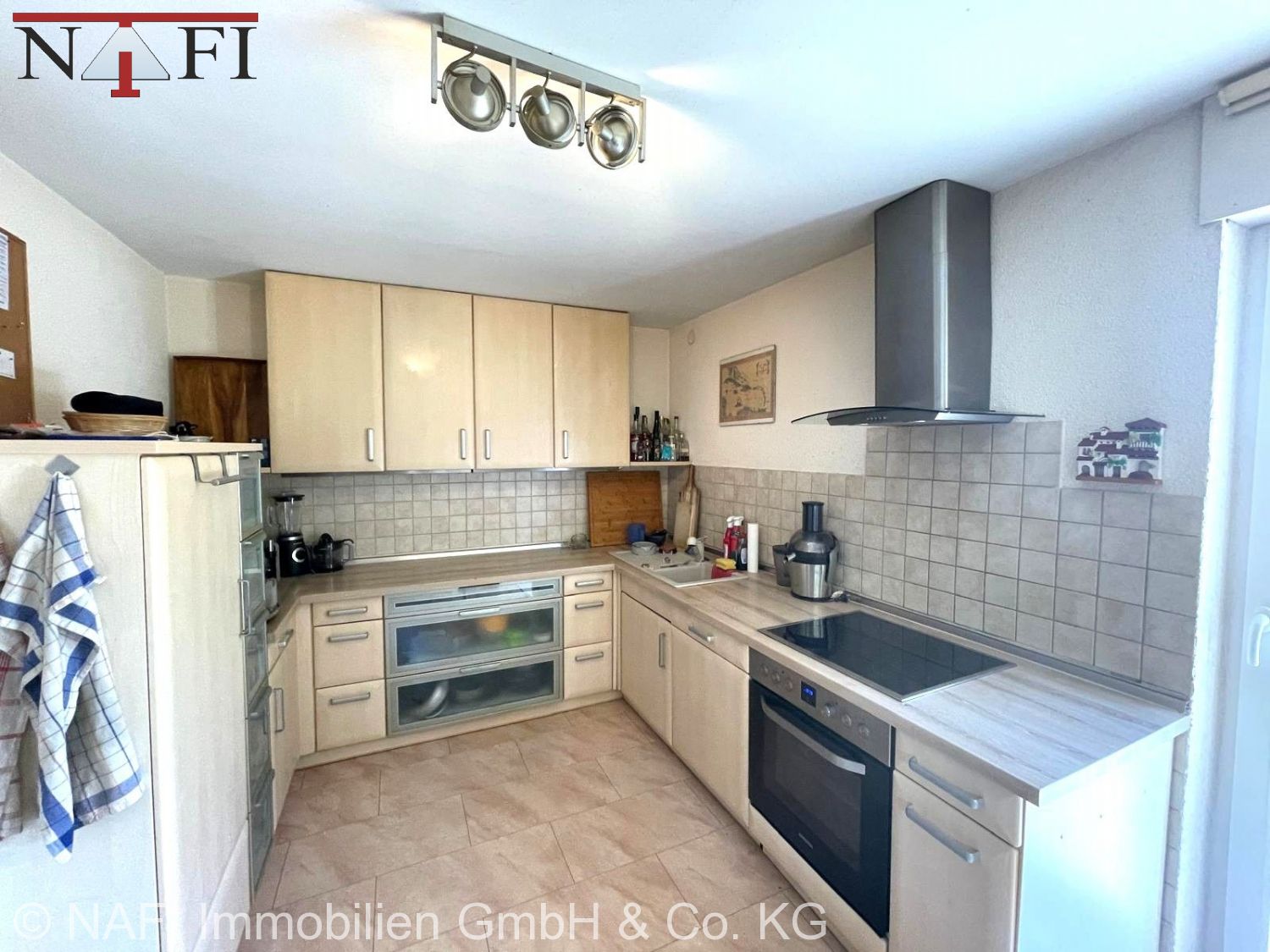 **Gepflegte Doppelhaushälfte in bester Ausblickslage, großem Gartenanteil, Süd-Balkon und Garage** - Küche (25716)