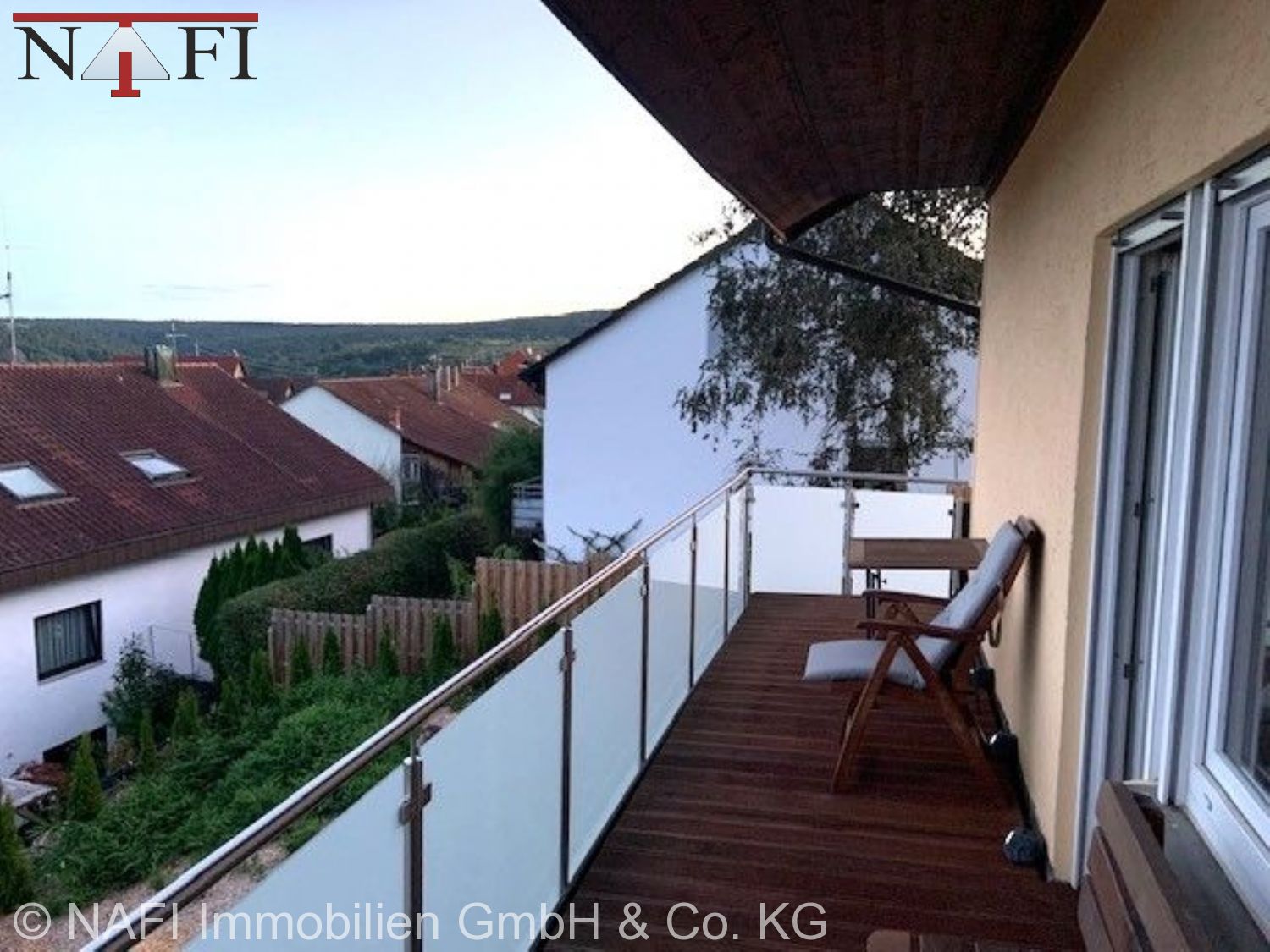 **Gepflegte Doppelhaushälfte in bester Ausblickslage, großem Gartenanteil, Süd-Balkon und Garage** - Balkon (25708)