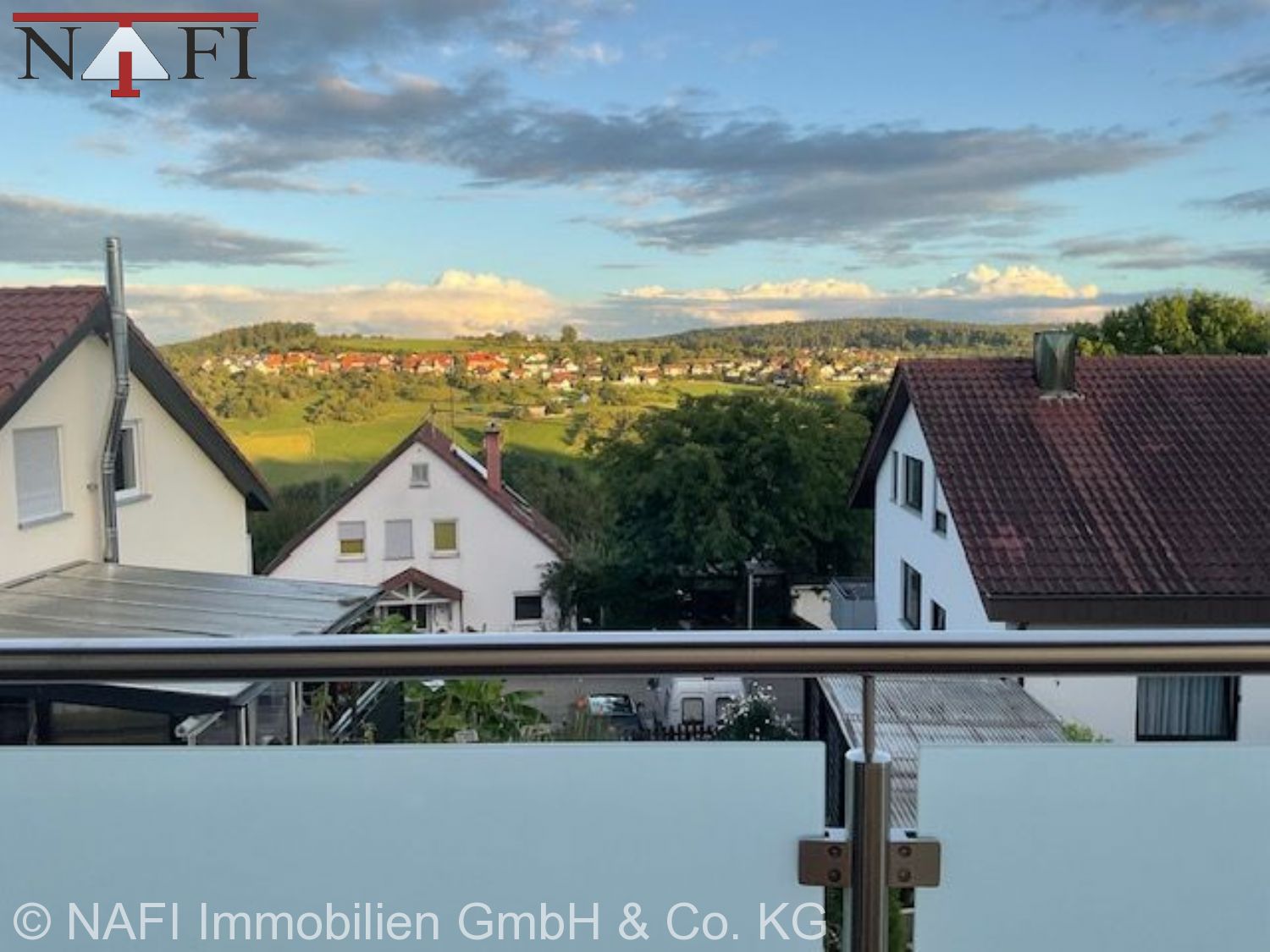 **Gepflegte Doppelhaushälfte in bester Ausblickslage, großem Gartenanteil, Süd-Balkon und Garage** - Ausblick (25710)