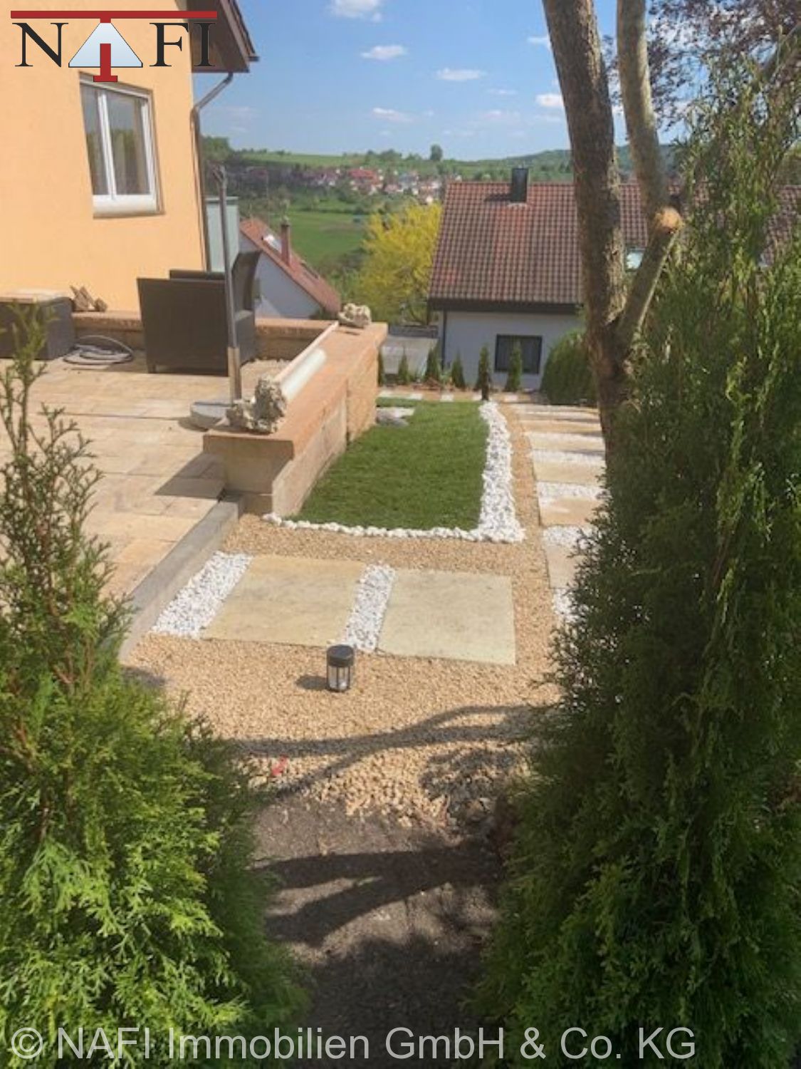 **Gepflegte Doppelhaushälfte in bester Ausblickslage, großem Gartenanteil, Süd-Balkon und Garage** - Küchenterrasse (25715)