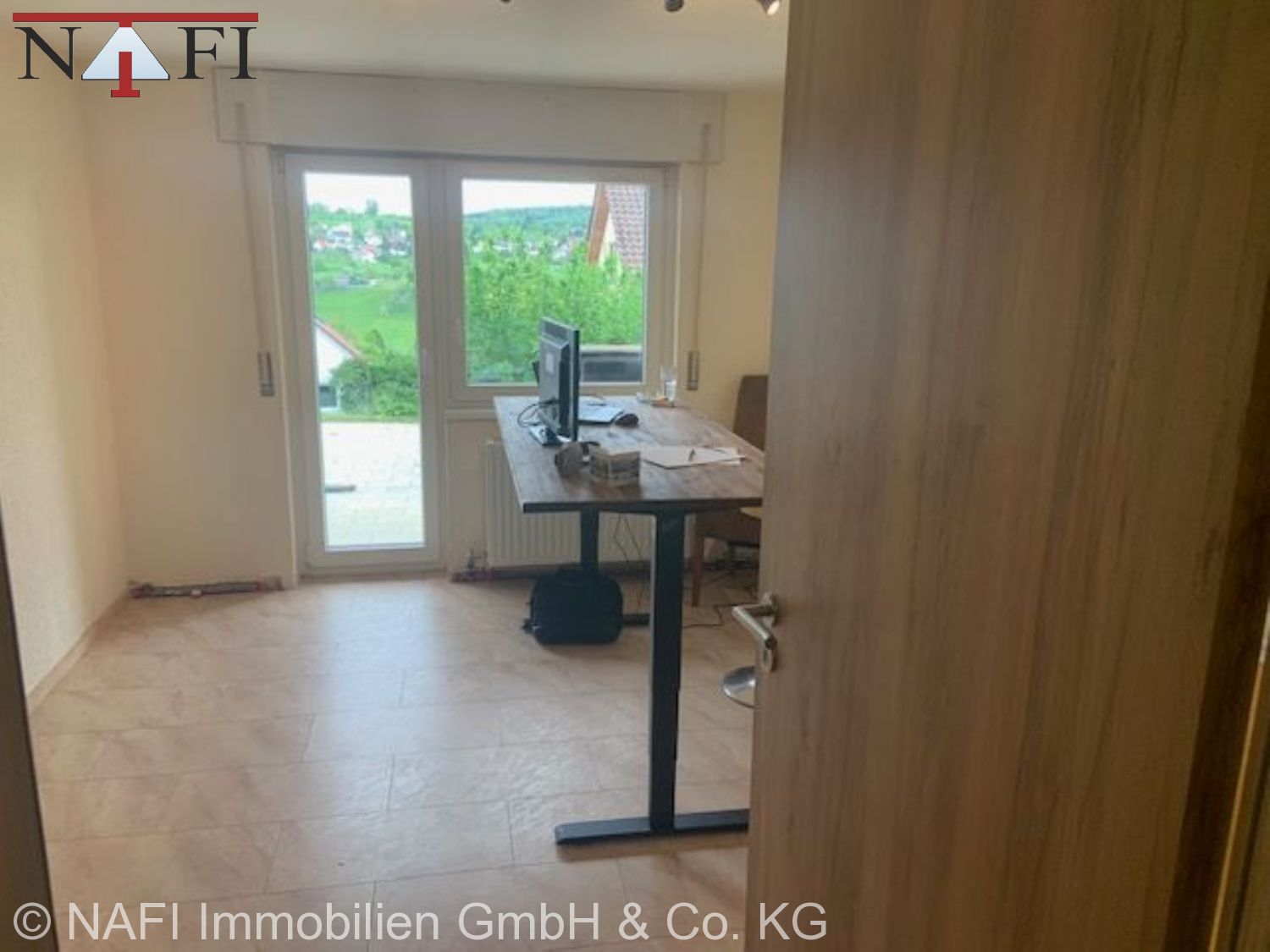 **Gepflegte Doppelhaushälfte in bester Ausblickslage, großem Gartenanteil, Süd-Balkon und Garage** - Büro/Schlafzimmer (25720)