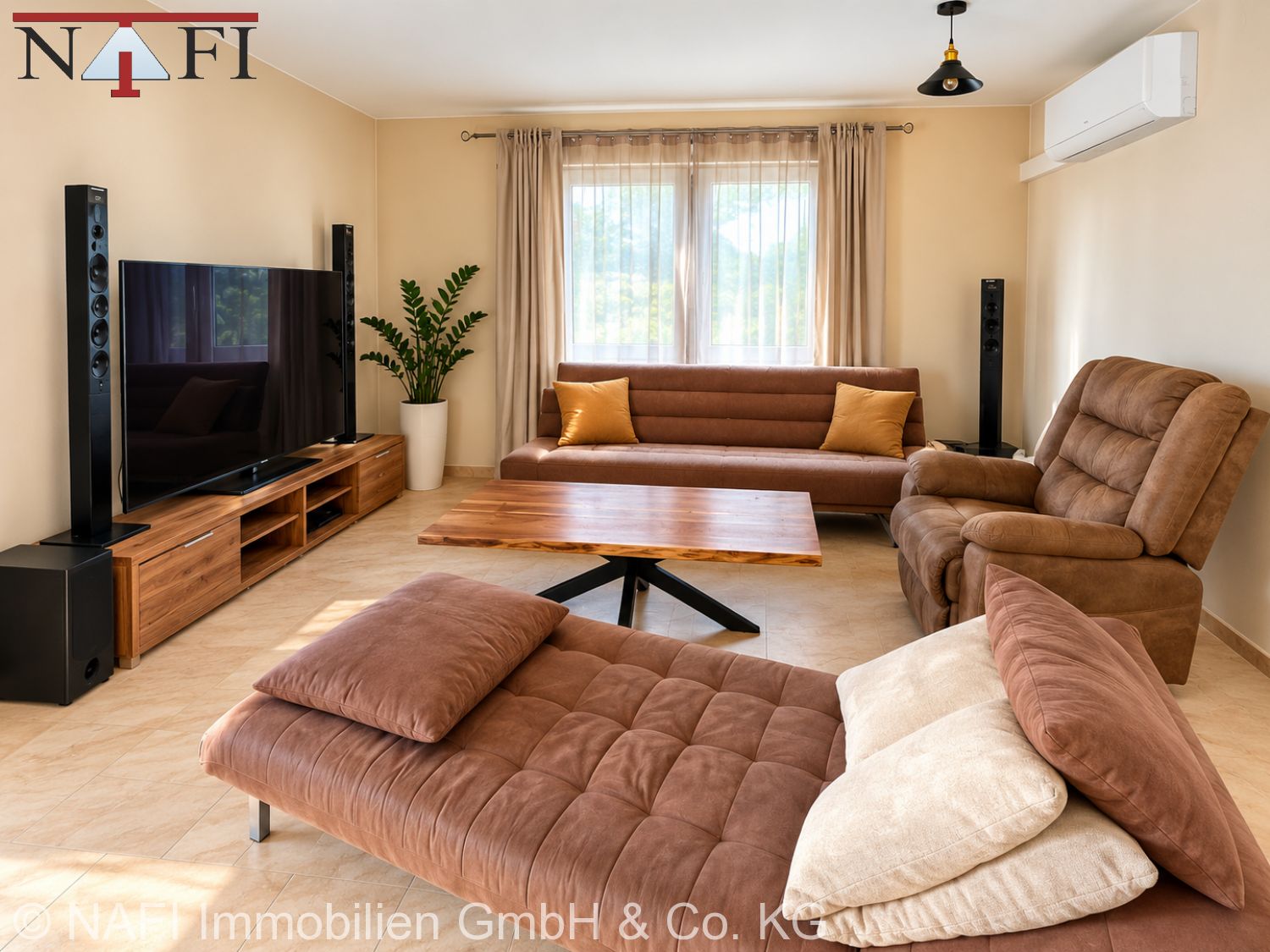 **Gepflegte Doppelhaushälfte in bester Ausblickslage, großem Gartenanteil, Süd-Balkon und Garage** - Wohnzimmer (25713)