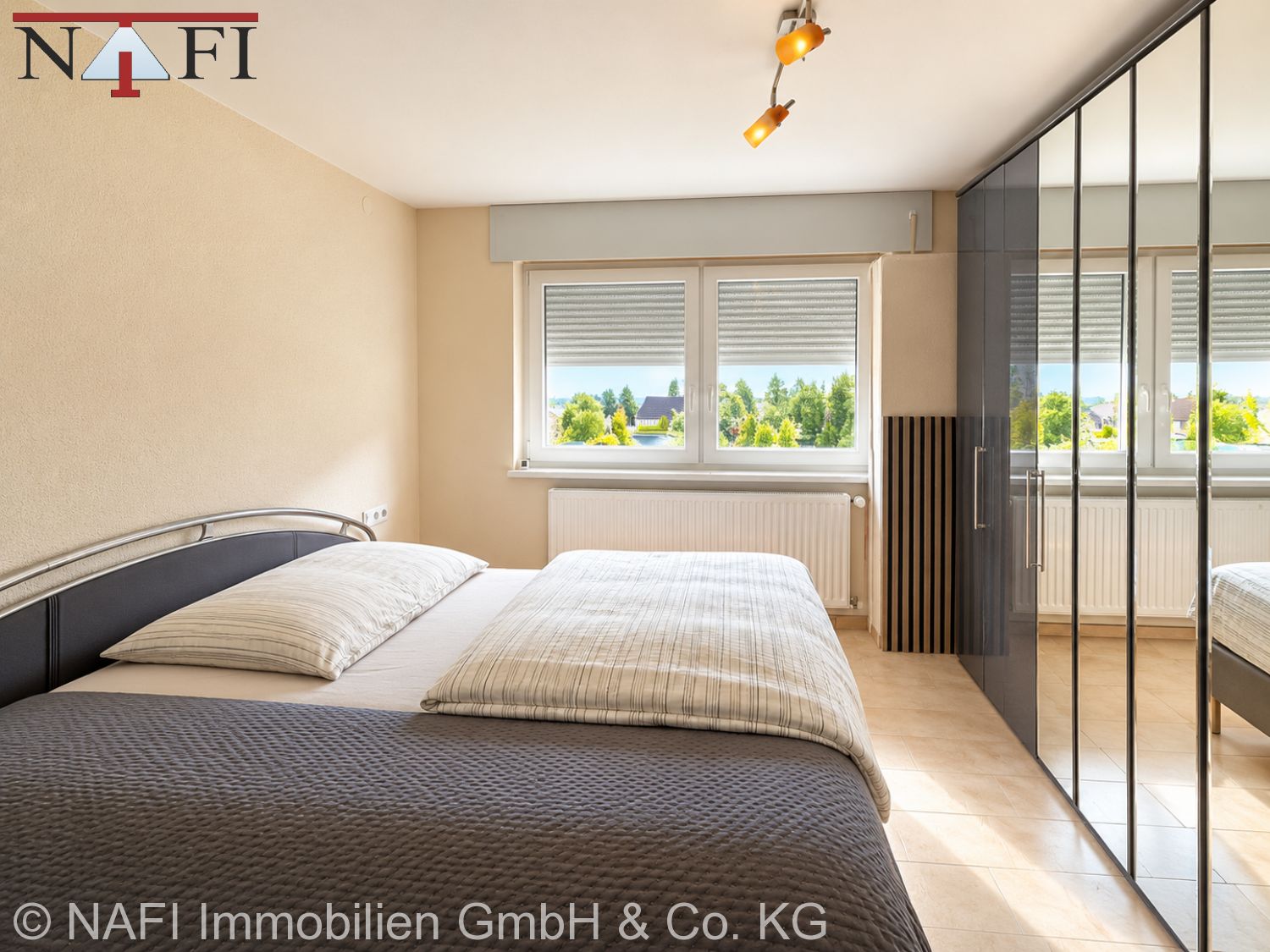 **Gepflegte Doppelhaushälfte in bester Ausblickslage, großem Gartenanteil, Süd-Balkon und Garage** - Schlafzimmer (25718)