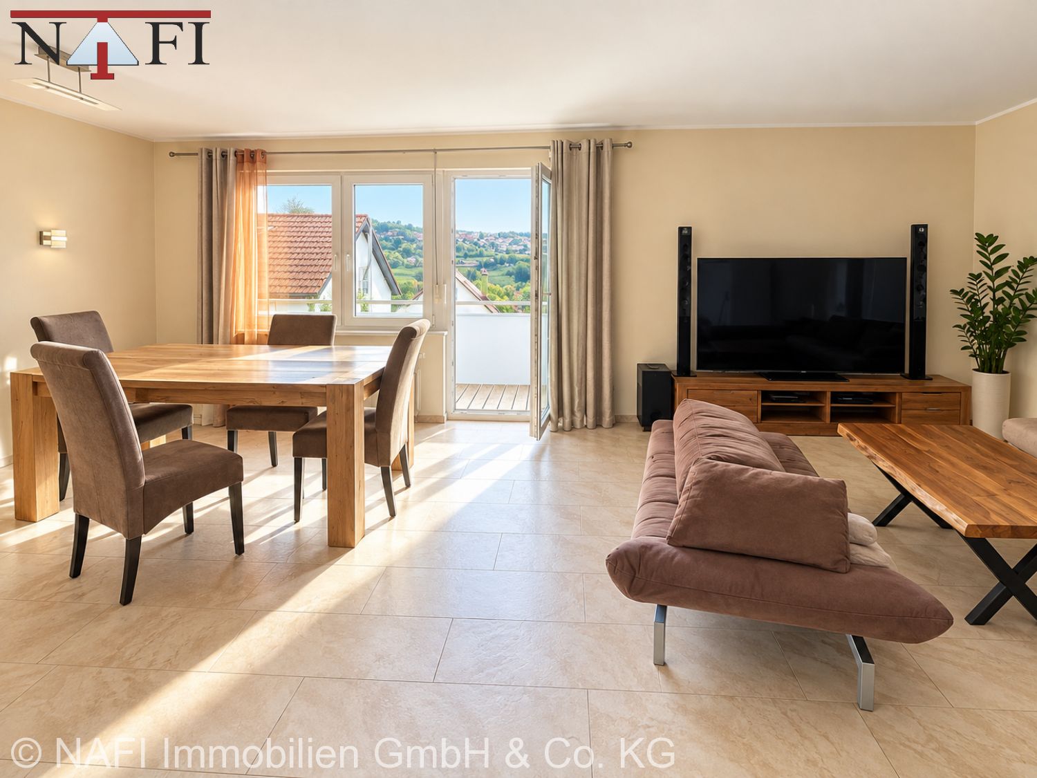 **Gepflegte Doppelhaushälfte in bester Ausblickslage, großem Gartenanteil, Süd-Balkon und Garage** - Wohn-Essbereich (25711)