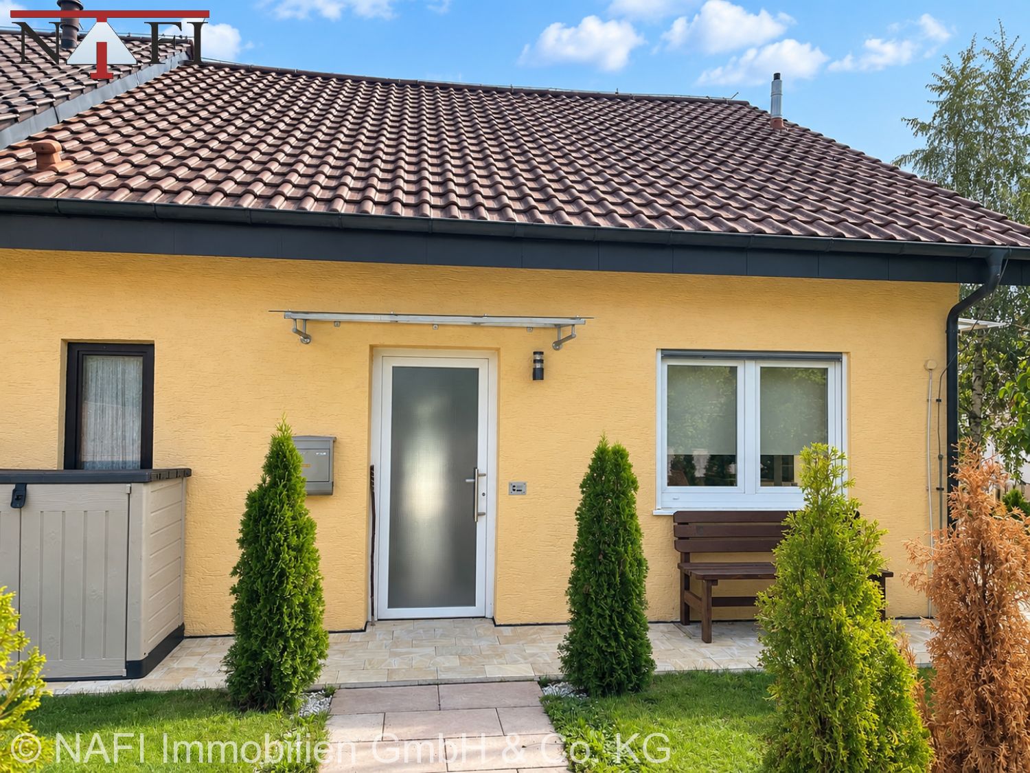 **Gepflegte Doppelhaushälfte in bester Ausblickslage, großem Gartenanteil, Süd-Balkon und Garage** - Ansicht (25706)