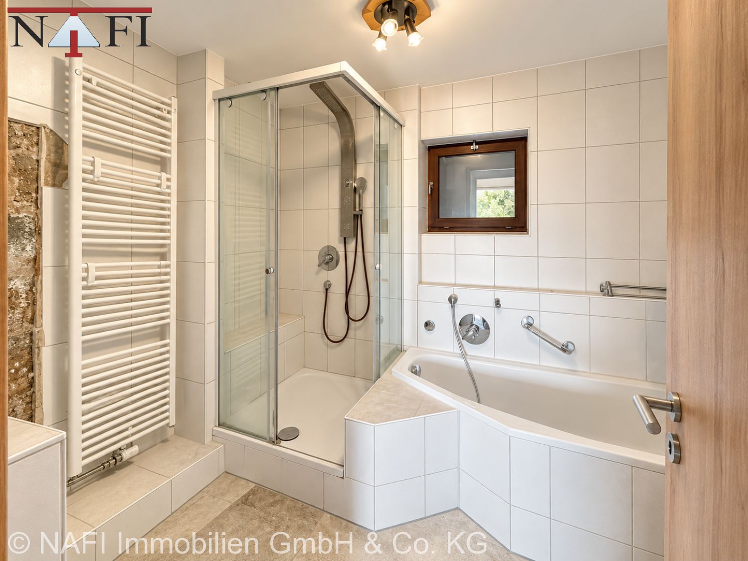 **Gepflegte Doppelhaushälfte in bester Ausblickslage, großem Gartenanteil, Süd-Balkon und Garage** - Bad (25717)