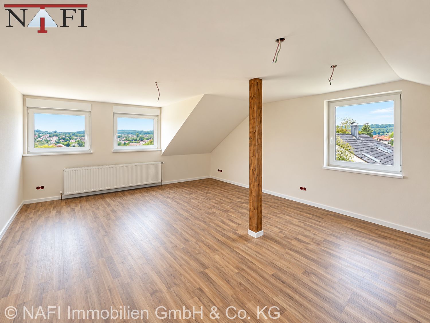**Gepflegte Doppelhaushälfte in bester Ausblickslage, großem Gartenanteil, Süd-Balkon und Garage** - Schlafzimmer DG (25719)