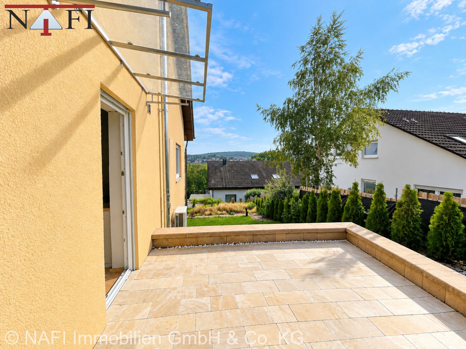**Gepflegte Doppelhaushälfte in bester Ausblickslage, großem Gartenanteil, Süd-Balkon und Garage** - Terrasse (25714)