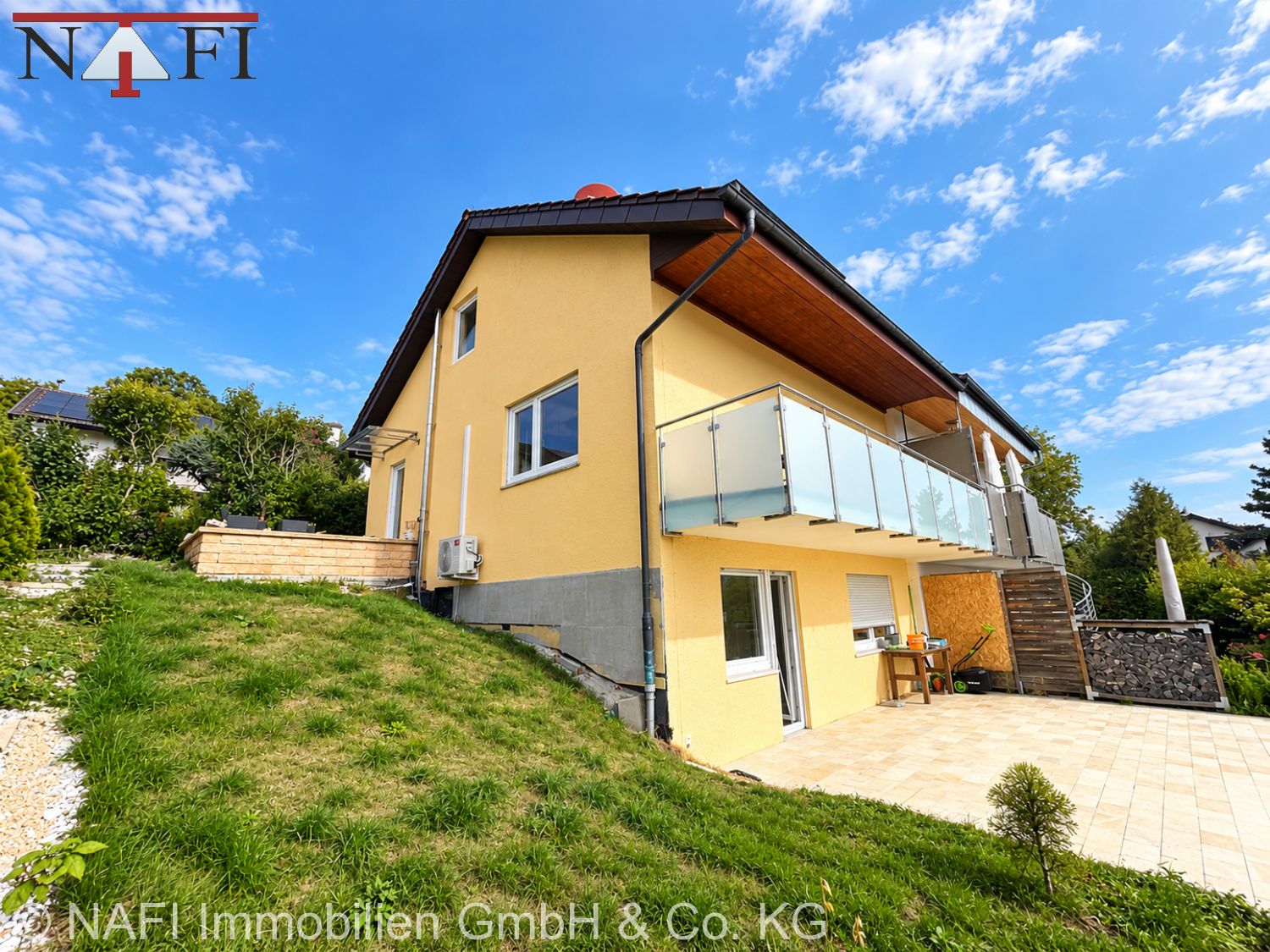 **Gepflegte Doppelhaushälfte in bester Ausblickslage, großem Gartenanteil, Süd-Balkon und Garage** - Ansicht/Garten (25709)