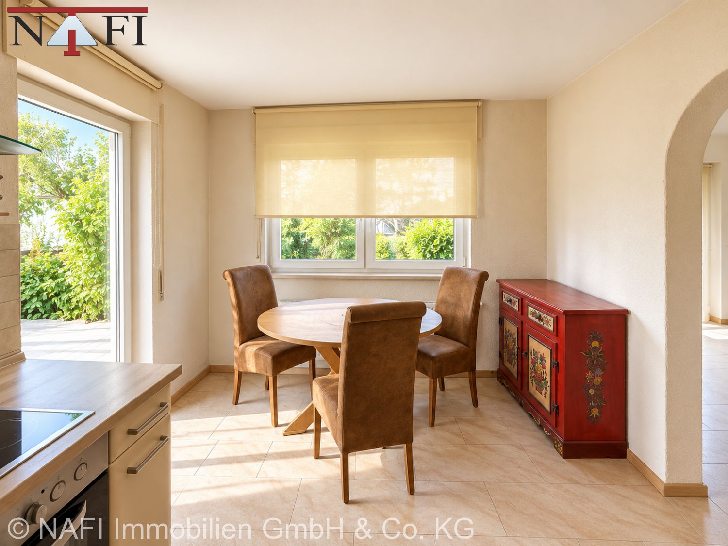 **Gepflegte Doppelhaushälfte in bester Ausblickslage, großem Gartenanteil, Süd-Balkon und Garage** - Küchensitzecke (25712)