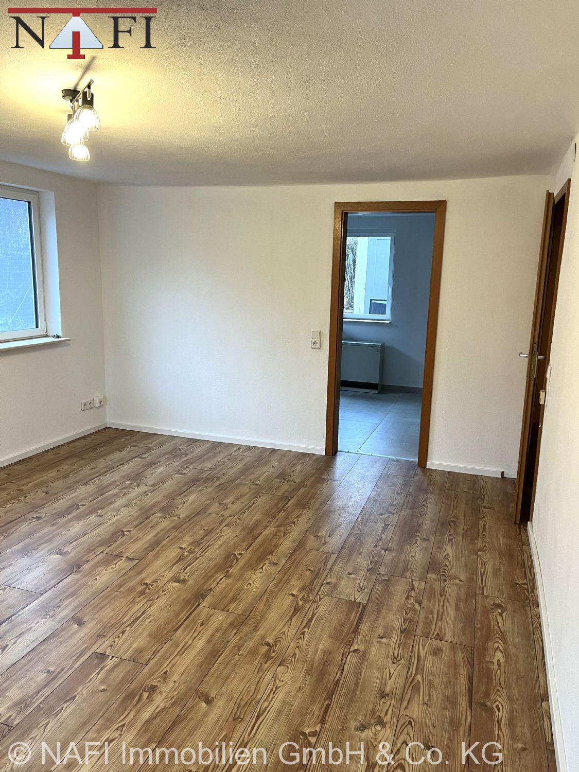 **Charmante 2-Zimmer-Eigentumswohnung mit modernisierter Ausstattung** - Wohnzimmer (27848)