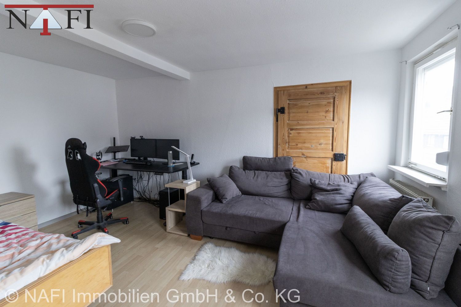 10% Renditestarkes Wohn- und Geschäftshaus in zentraler Ortskernlage mit Entwicklungspotenzial - 1. Zimmer 1. Ebene Maisonettewohnung (2. OG) (21675)