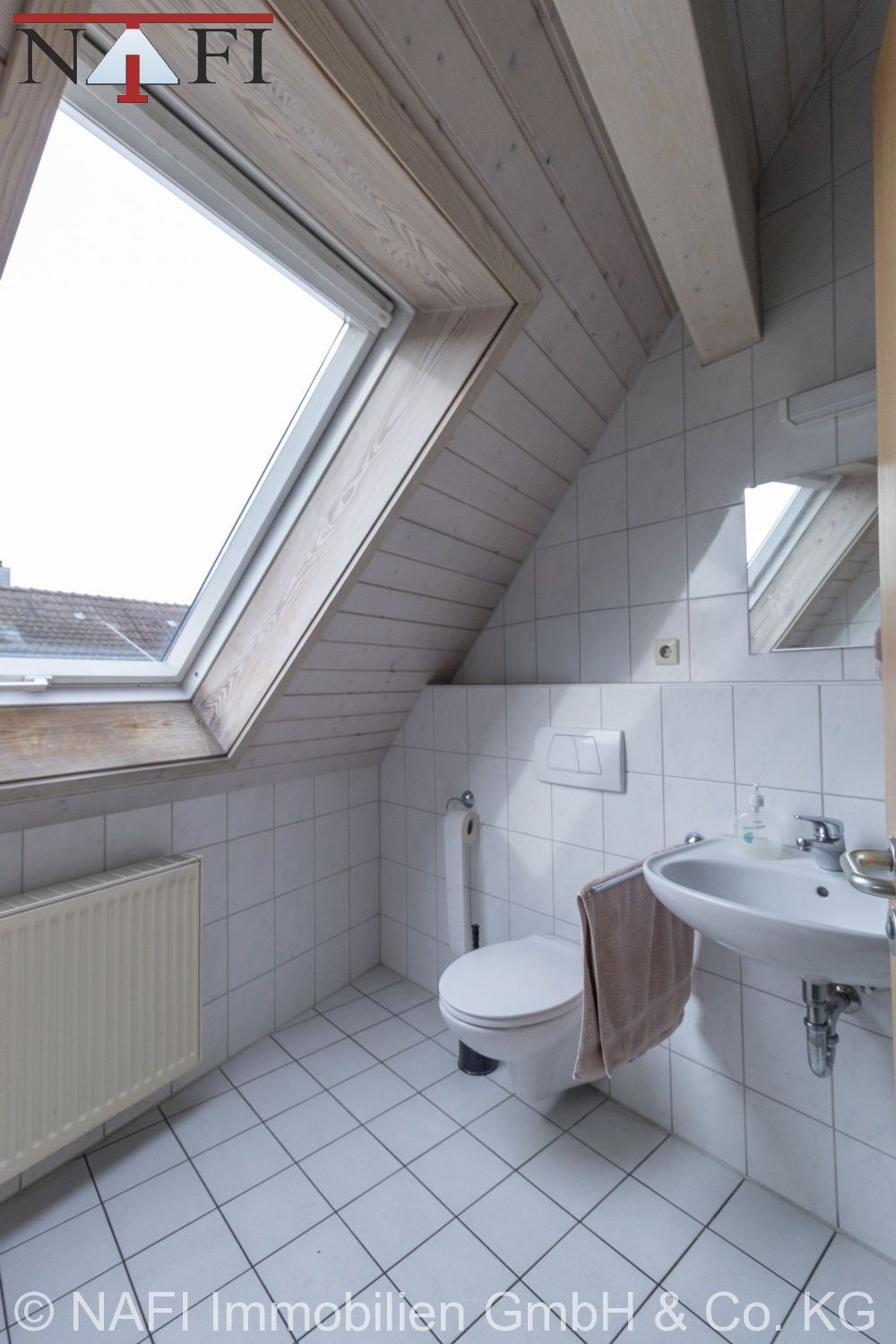 10% Renditestarkes Wohn- und Geschäftshaus in zentraler Ortskernlage mit Entwicklungspotenzial - Bad (3-Zimmer-Whg. 2. OG) (21667)
