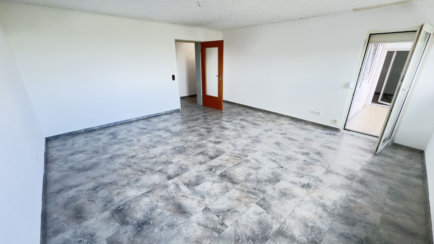 Großzügige 5-Zimmer-Wohnung mit Panoramabalkon, Aufzug und Tiefgarage in Waiblingen - Wohnzimmer Bild 2 (23276)