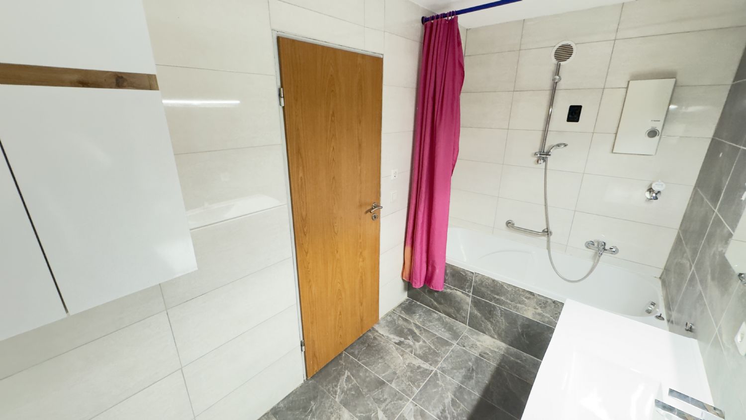 Großzügige 5-Zimmer-Wohnung mit Panoramabalkon, Aufzug und Tiefgarage in Waiblingen - Bad (23285)