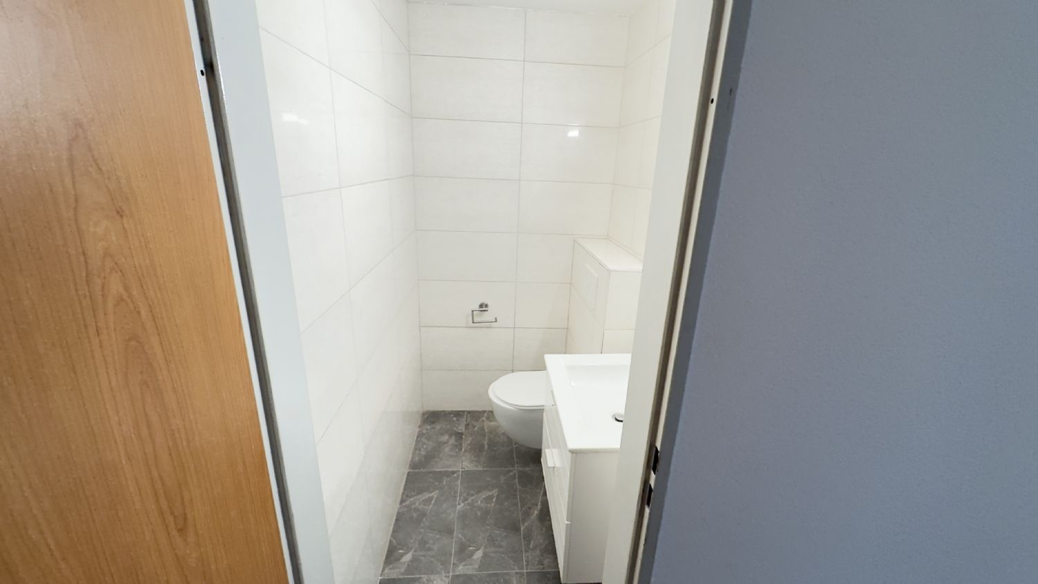 Großzügige 5-Zimmer-Wohnung mit Panoramabalkon, Aufzug und Tiefgarage in Waiblingen - WC (23287)