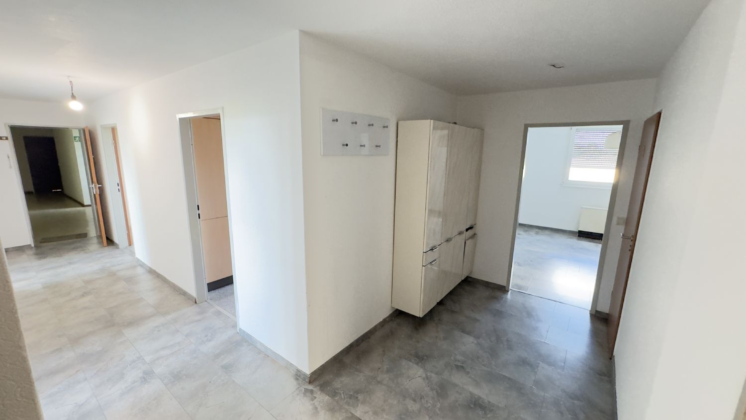 Großzügige 5-Zimmer-Wohnung mit Panoramabalkon, Aufzug und Tiefgarage in Waiblingen - Flur (23283)
