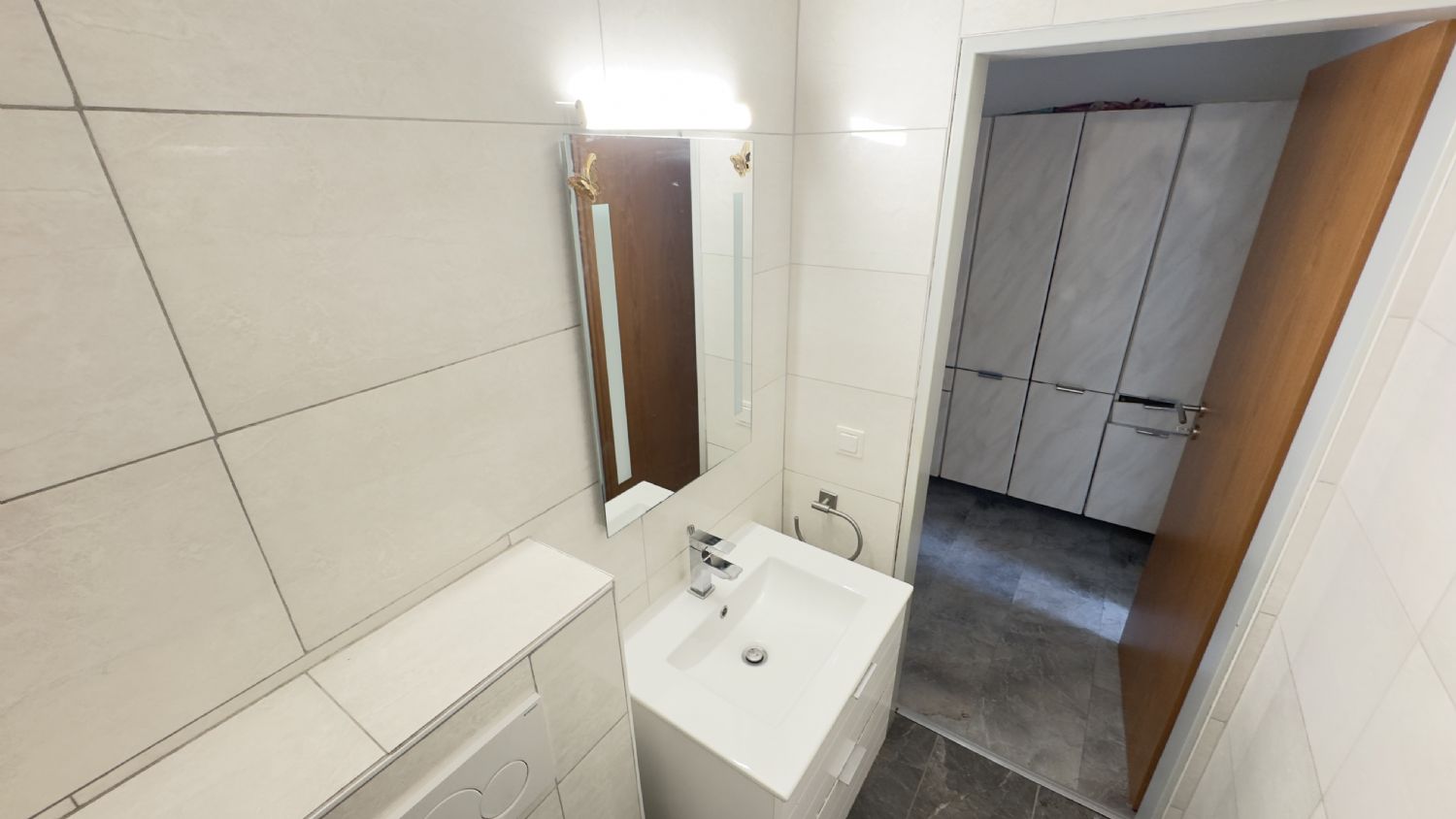 Großzügige 5-Zimmer-Wohnung mit Panoramabalkon, Aufzug und Tiefgarage in Waiblingen - WC Bild 2 (23288)