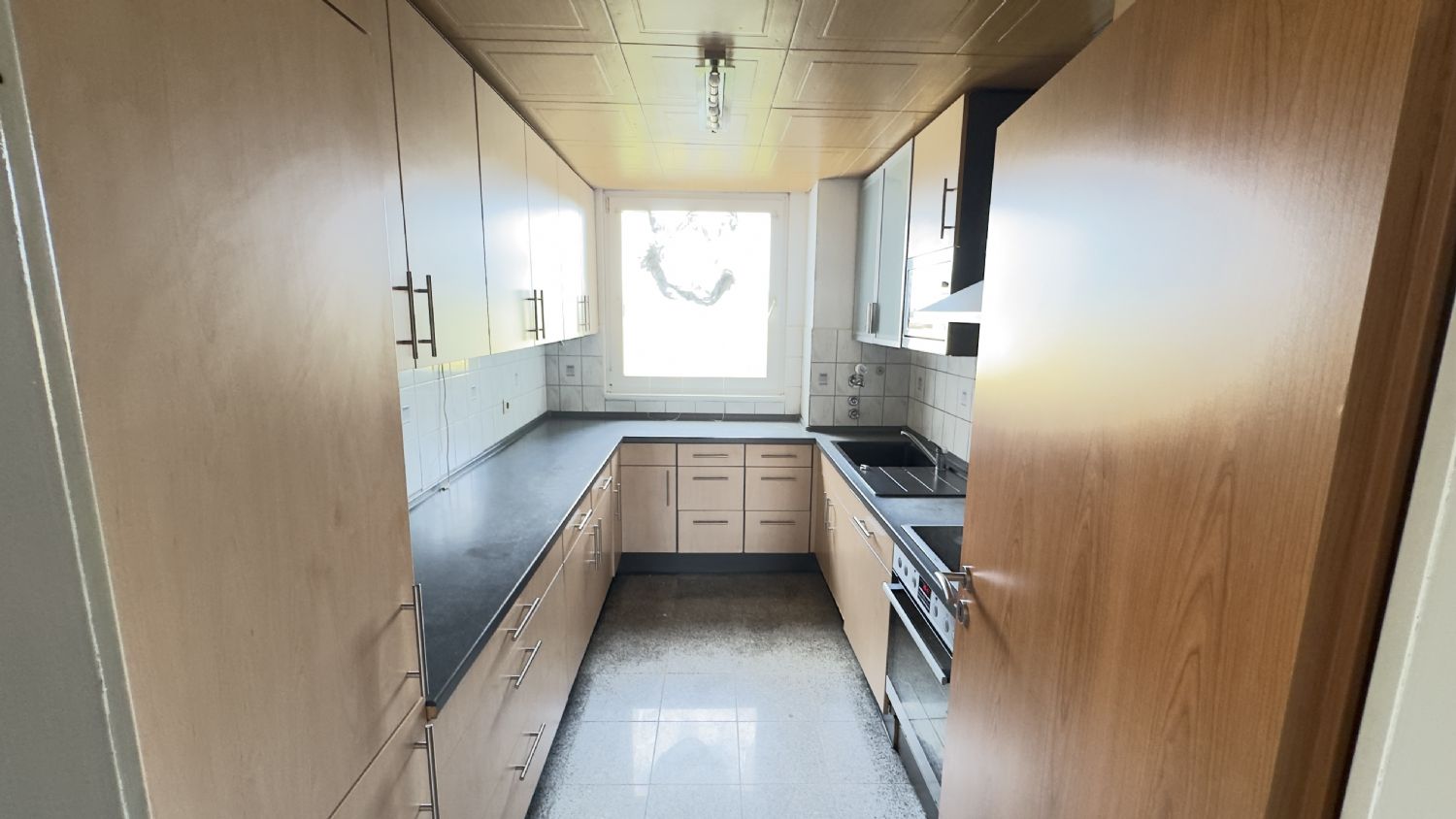 Großzügige 5-Zimmer-Wohnung mit Panoramabalkon, Aufzug und Tiefgarage in Waiblingen - Küche (23282)