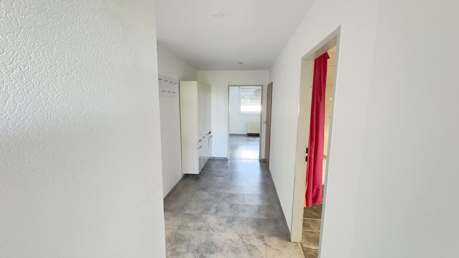 Großzügige 5-Zimmer-Wohnung mit Panoramabalkon, Aufzug und Tiefgarage in Waiblingen - Flur (23284)