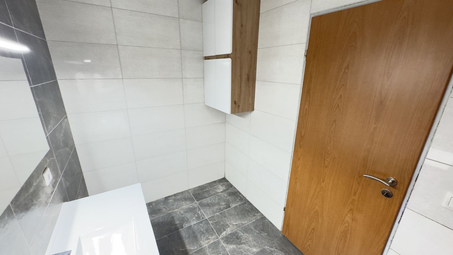 Großzügige 5-Zimmer-Wohnung mit Panoramabalkon, Aufzug und Tiefgarage in Waiblingen - Bad Bild 2 (23286)