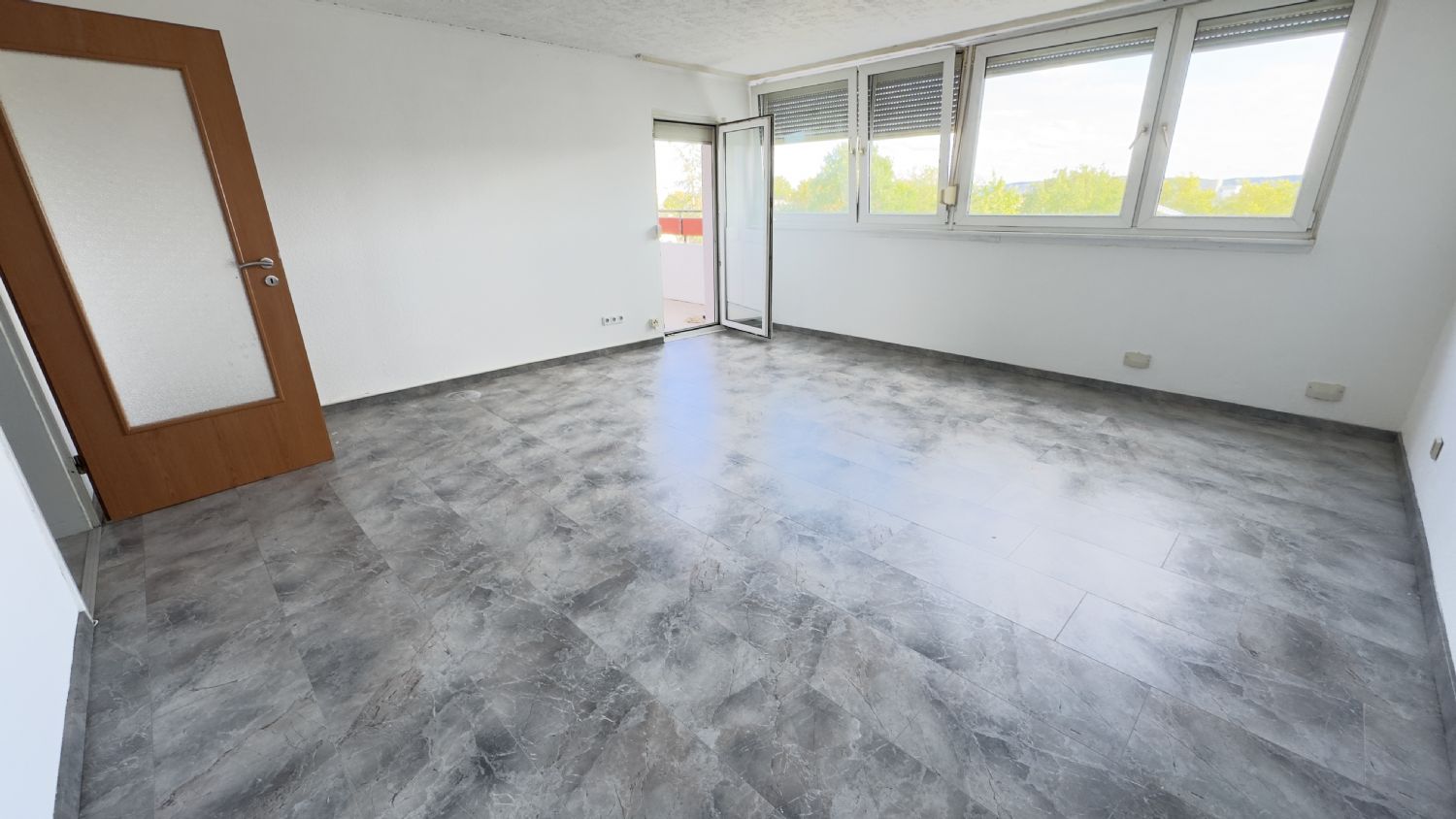 Großzügige 5-Zimmer-Wohnung mit Panoramabalkon, Aufzug und Tiefgarage in Waiblingen - Wohnzimmer (23275)