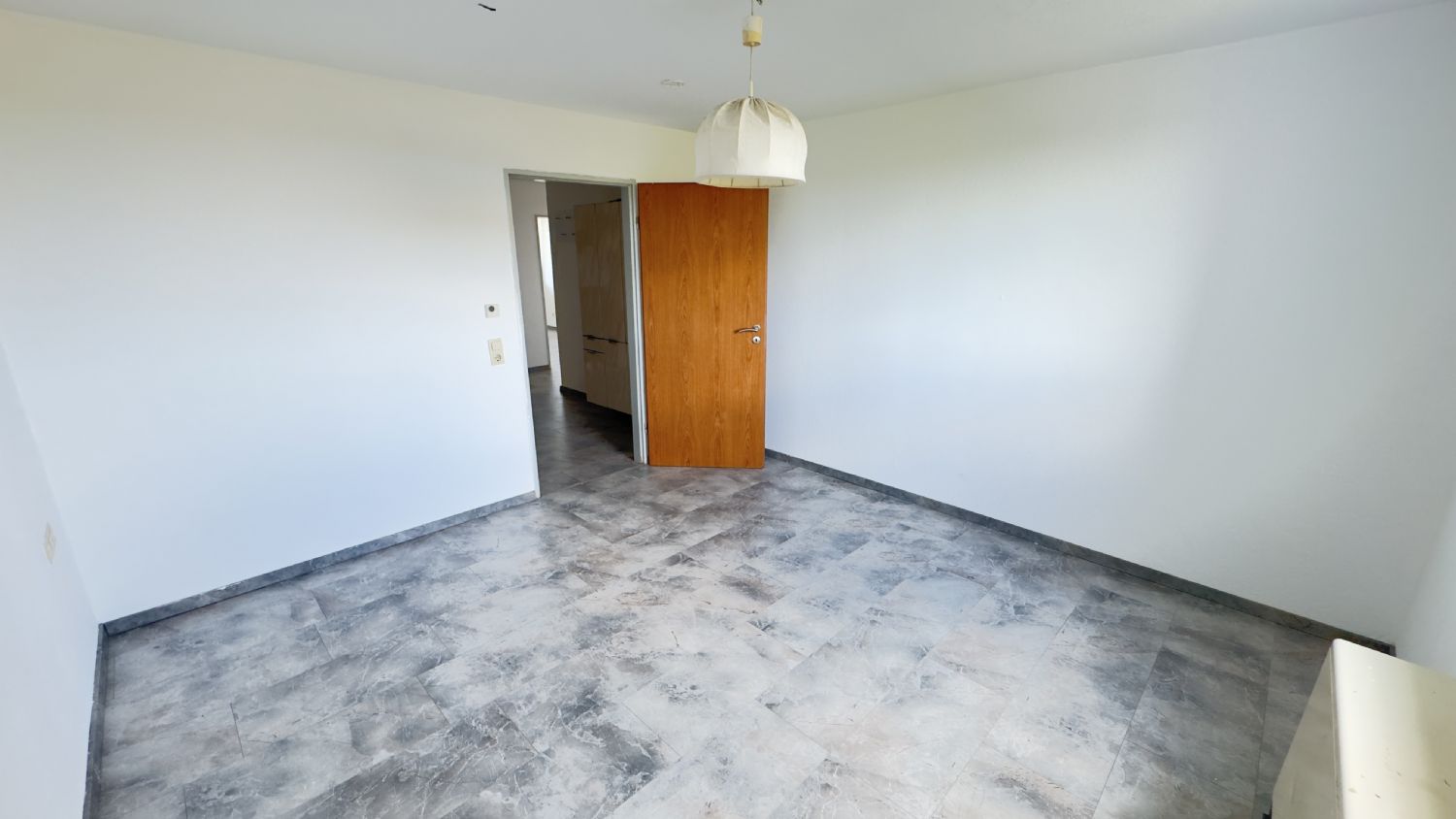 Großzügige 5-Zimmer-Wohnung mit Panoramabalkon, Aufzug und Tiefgarage in Waiblingen - Schlafzimmer Bild 2 (23292)