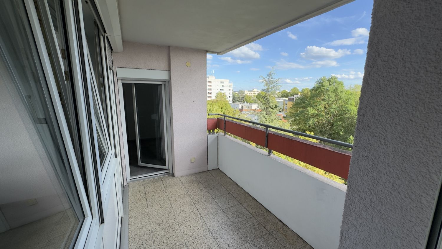 Großzügige 5-Zimmer-Wohnung mit Panoramabalkon, Aufzug und Tiefgarage in Waiblingen - Balkon (23277)