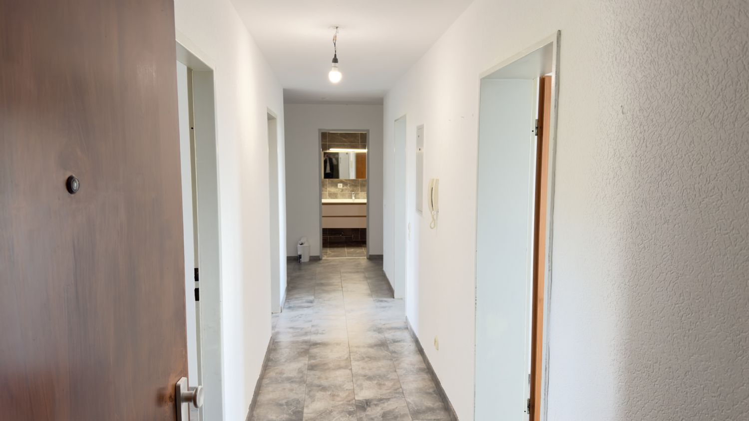 Großzügige 5-Zimmer-Wohnung mit Panoramabalkon, Aufzug und Tiefgarage in Waiblingen - Flur Eingang (23274)