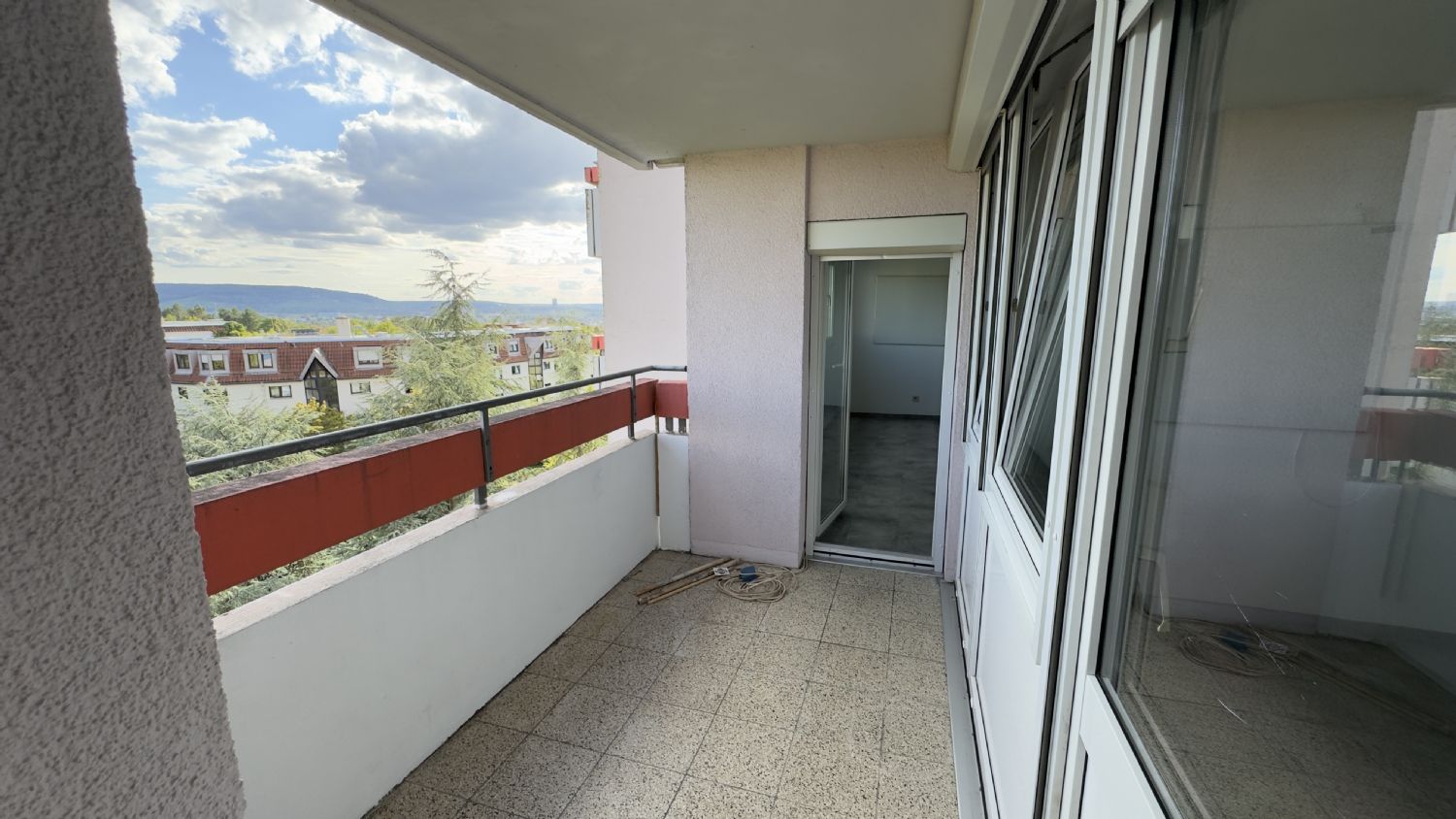 Großzügige 5-Zimmer-Wohnung mit Panoramabalkon, Aufzug und Tiefgarage in Waiblingen - Balkon Bild 2 (23278)
