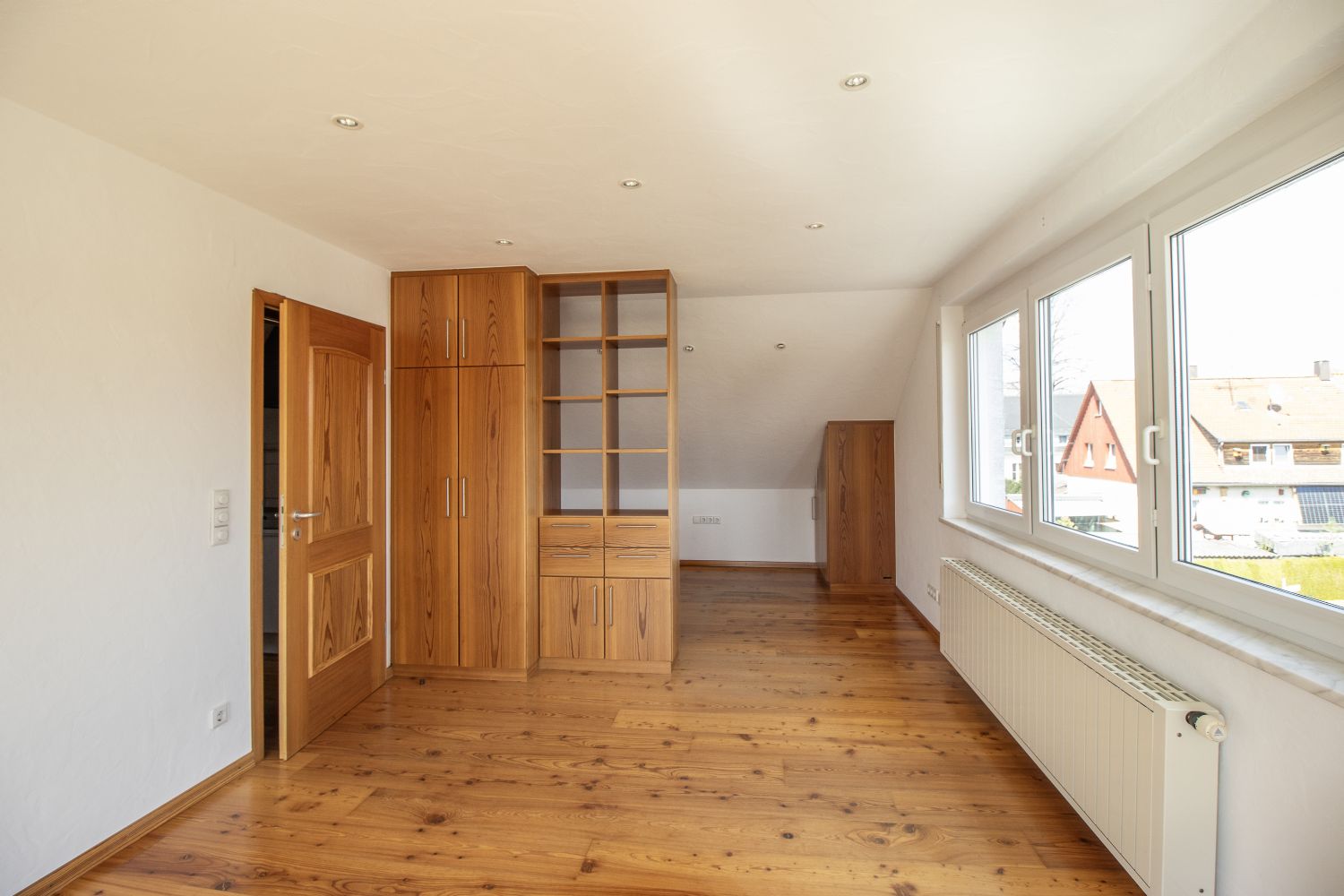 *Sonnige Toplage * Großzügiges Mehrfamilienhaus Perfekt für Generationenwohnen oder Kapitalanleger* - Wohn-/Esszimmer DG (19230)