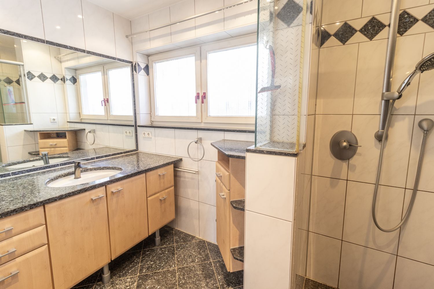 *Sonnige Toplage * Großzügiges Mehrfamilienhaus Perfekt für Generationenwohnen oder Kapitalanleger* - modernes Tageslichtbad EG (19223)