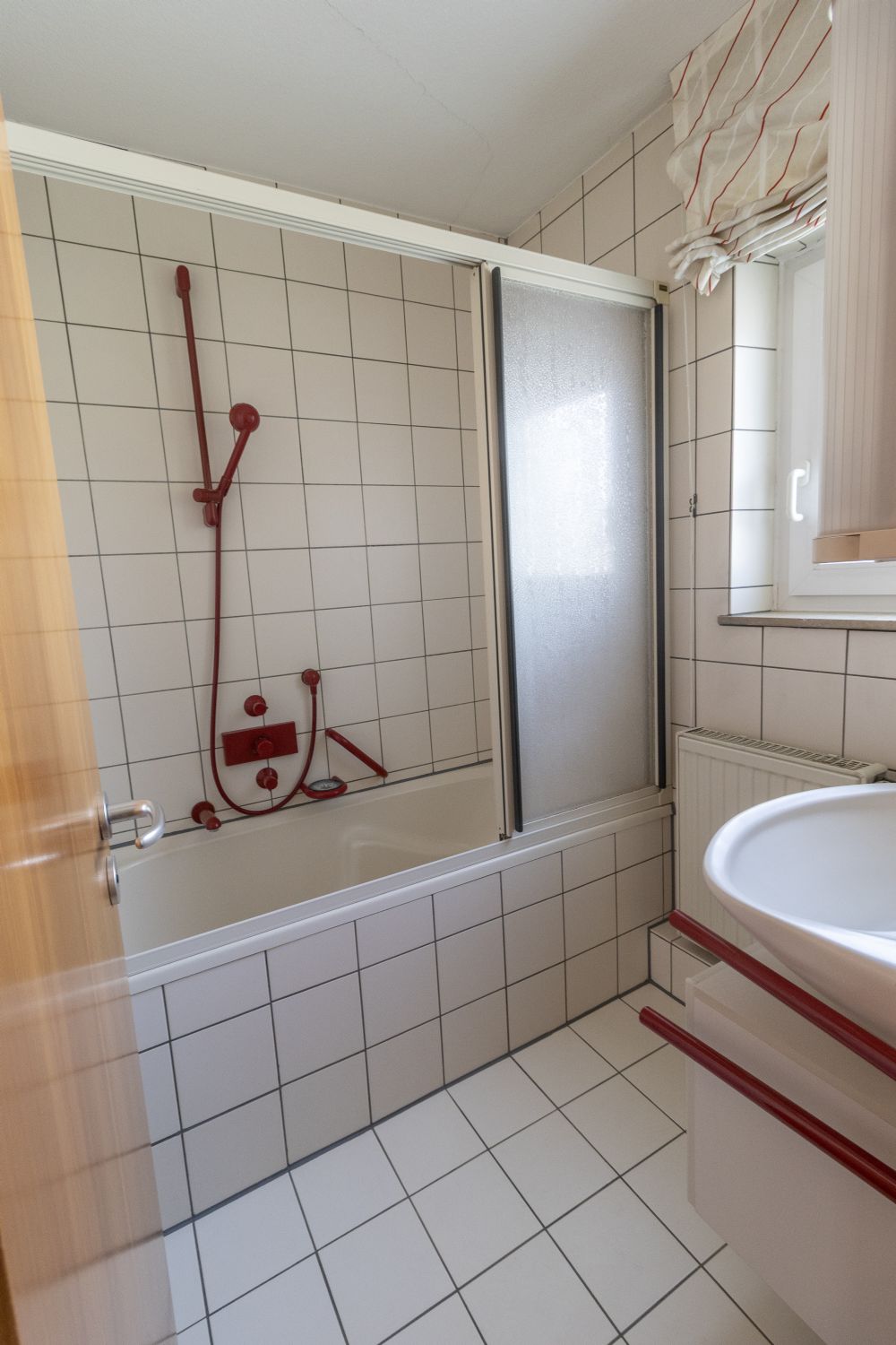 *Sonnige Toplage * Großzügiges Mehrfamilienhaus Perfekt für Generationenwohnen oder Kapitalanleger* - Tageslichtbad OG (19226)