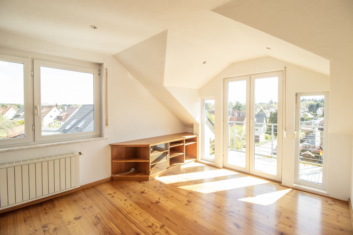 *Sonnige Toplage * Großzügiges Mehrfamilienhaus Perfekt für Generationenwohnen oder Kapitalanleger* - Wohn-/Esszimmer DG (19228)