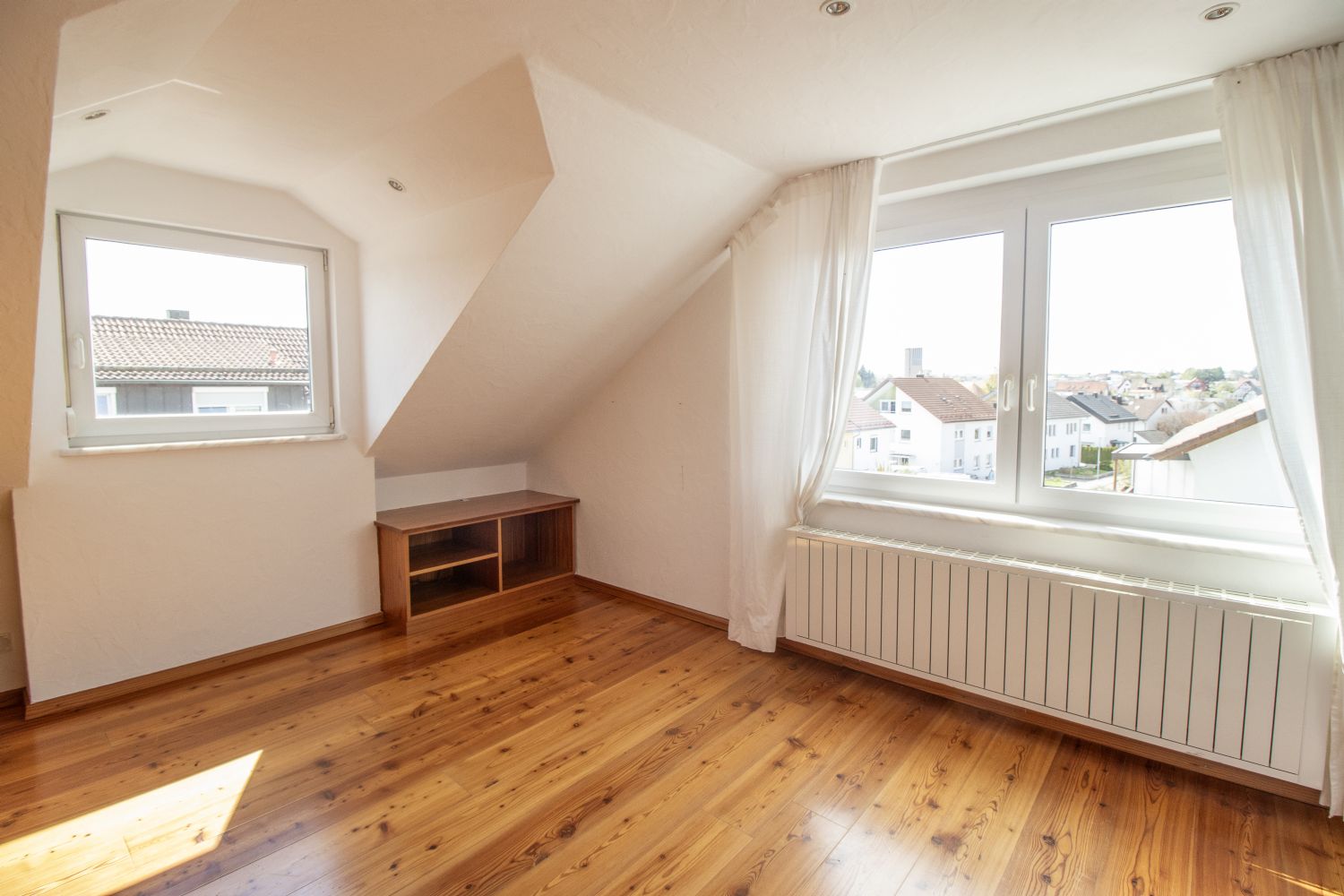 *Sonnige Toplage * Großzügiges Mehrfamilienhaus Perfekt für Generationenwohnen oder Kapitalanleger* - Zimmer 1 DG (19231)