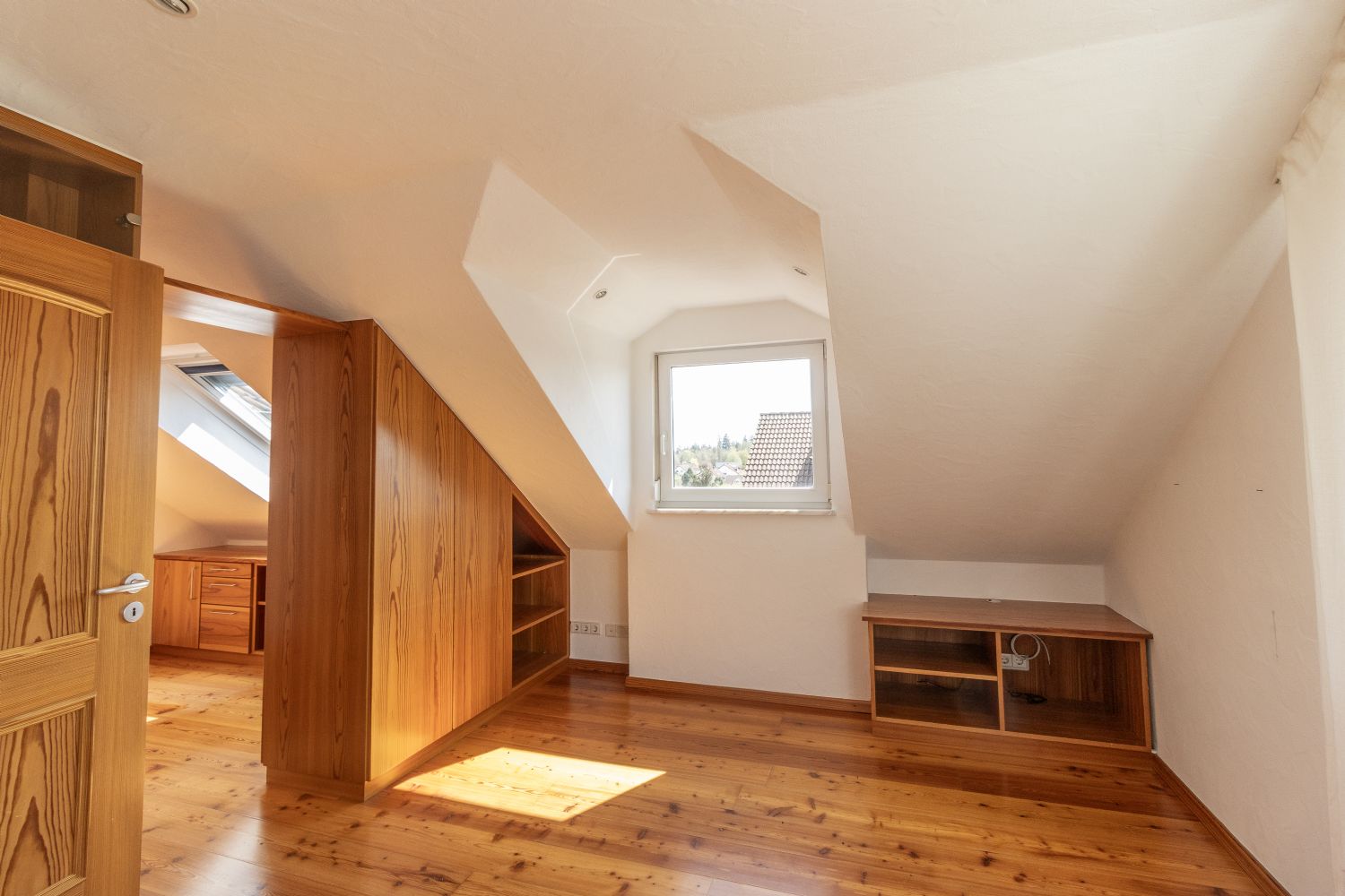 *Sonnige Toplage * Großzügiges Mehrfamilienhaus Perfekt für Generationenwohnen oder Kapitalanleger* - Zimmer 2 DG (19233)