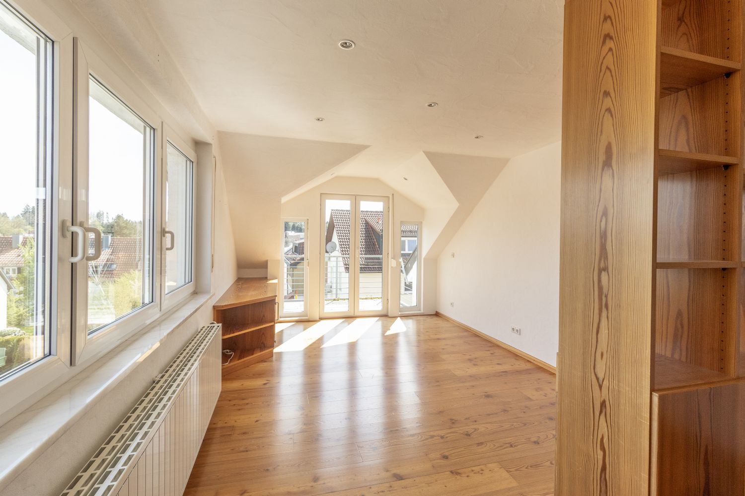 *Sonnige Toplage * Großzügiges Mehrfamilienhaus Perfekt für Generationenwohnen oder Kapitalanleger* - Wohn-/Esszimmer DG (19229)