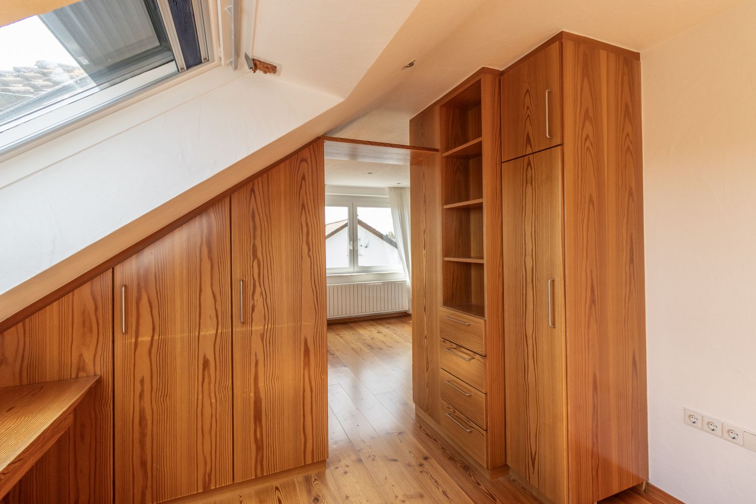 *Sonnige Toplage * Großzügiges Mehrfamilienhaus Perfekt für Generationenwohnen oder Kapitalanleger* - Zimmer 1 DG (19232)